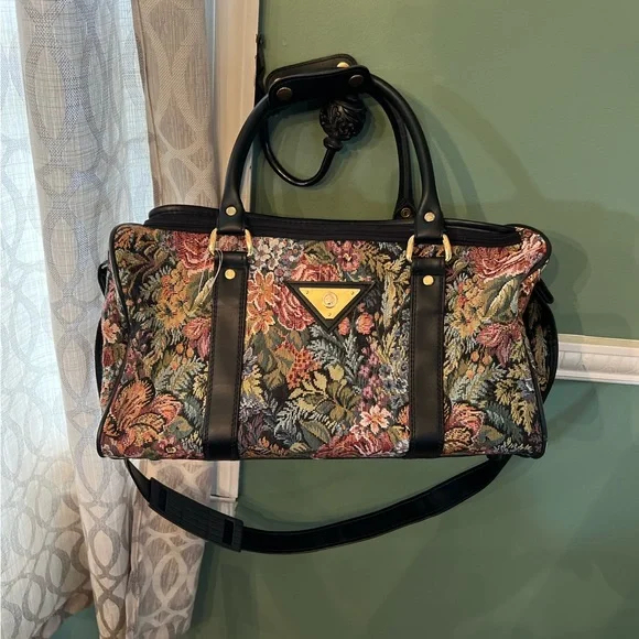 Medium size tapestry luggage, carry-on with strap never used some wear - Picture 13 of 15